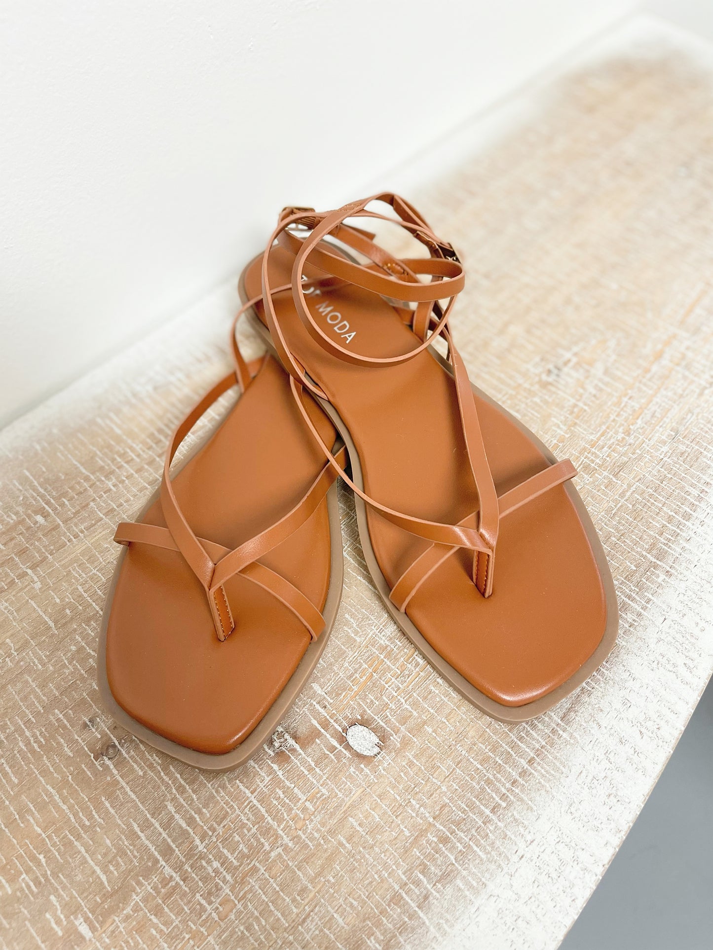 ELIOT SANDALS (BROWN)
